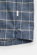 04651/ A trip in a bag Overshirt schwarz/blau/hellgrau kariert, Detailaufnahme Saum und Logo-Weblabel, Woll-Mix, Glencheck-Muster, Slim Fit.