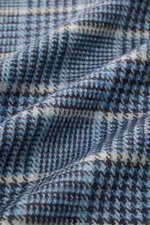 Nahaufnahme des gewebten Glencheck-Musters in Schwarz, Blau und Hellgrau des 04651/ A trip in a bag Overshirts aus Woll-Mix.