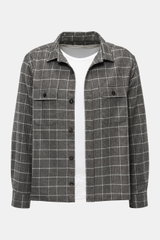 Frontale Nahaufnahme des 04651/ A trip in a bag Overshirt schwarz/grau kariert mit Glencheck-Muster, Slim Fit, Umlegekragen, Knopfleiste und Brusttaschen.
