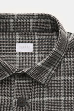 04651/ A trip in a bag Overshirt schwarz/grau kariert, Slim Fit aus Woll-Mix mit Glencheck, Umlegekragen, Knopfleiste, Brusttaschen, Sportmanschette, Saumschlitze, Detailaufnahme von oben.