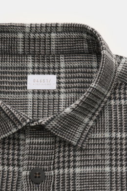 04651/ A trip in a bag Overshirt schwarz/grau kariert, Slim Fit aus Woll-Mix mit Glencheck, Umlegekragen, Knopfleiste, Brusttaschen, Sportmanschette, Saumschlitze, Detailaufnahme von oben.