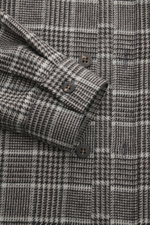 Nahaufnahme des 04651/ A trip in a bag Overshirt schwarz/grau kariert mit Glencheck-Muster, Knopfleiste und Manschetten, aus Woll-Mix.