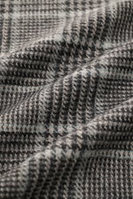 Nahaufnahme des 04651/ A trip in a bag Overshirt schwarz/grau kariert aus Woll-Mix mit Glencheck-Muster, weicher Griff, detailreich.
