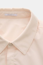 Close-up front view of the collar and top button of the 04651/ A trip in a bag Overshirt 'Travel' creme, showing its smooth, lightweight technical microfiber fabric.

Description: Nicht nur auf Reisen äußerst praktisch: Das superleichte Overshirt 'Travel'