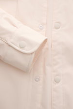 Close-up front view of the creme 04651/ A trip in a bag Overshirt 'Travel' showing the snap button cuff and button placket. <p>Nicht nur auf Reisen äußerst praktisch: Das superleichte Overshirt 'Travel' von 04651/ A trip in a bag garantiert mit zahlreiche