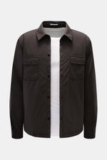 Dunkelbraunes 04651/ A trip in a bag Overshirt "Travel" mit Slim Fit, Druckknopfleiste, Brusttaschen, Umlegekragen, leichter Wattierung, von vorn fotografiert.