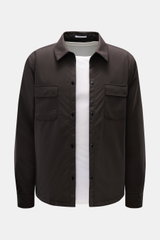 Dunkelbraunes 04651/ A trip in a bag Overshirt "Travel" mit Slim Fit, Druckknopfleiste, Brusttaschen, Umlegekragen, leichter Wattierung, von vorn fotografiert.