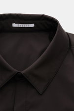 Nahaufnahme des dunkelbraunen 04651/ A trip in a bag Overshirt 'Travel' mit Umlegekragen aus technischer, sehr leichter Microfaser, wind- und wasserabweisend, mit leichter Wattierung.