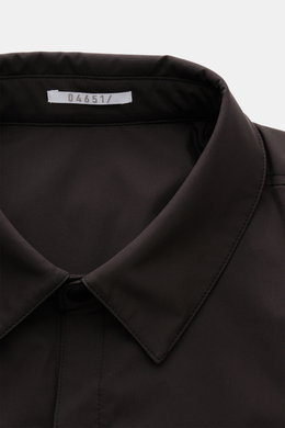 Nahaufnahme des dunkelbraunen 04651/ A trip in a bag Overshirt 'Travel' mit Umlegekragen aus technischer, sehr leichter Microfaser, wind- und wasserabweisend, mit leichter Wattierung.