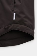 04651/ A trip in a bag Overshirt 'Travel' dunkelbraun, Detailansicht Saum mit Label, superleicht, wind- und wasserabweisend, wattiert, Slim Fit.