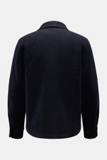 Rückansicht des 04651/ A trip in a bag Overshirt 'Wool Overshirt' navy aus leicht wattiertem, wasserabweisendem Bouclé mit Stretch.