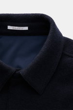 Detailaufnahme aus der Vogelperspektive des Kragens vom 04651/ A trip in a bag Overshirt 'Wool Overshirt' navy, leicht wattiert, Bouclé aus Microfaser und Wolle, wasserabweisend mit natürlichem Stretch.