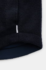 Detailaufnahme des unteren Saums vom 04651/ A trip in a bag Overshirt 'Wool Overshirt' navy, Bouclé aus Microfaser und Wolle, leicht wattiert, mit natürlichem Stretch und wasserabweisend.