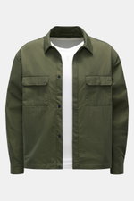 Vorderansicht des olivfarbenen 04651/ A trip in a bag Overshirt 'Travel Jacket' aus leichtem, schnelltrocknendem Microfaserstoff mit Druckknopfleiste, Umlegekragen und Brusttaschen.