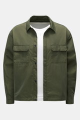 Vorderansicht des olivfarbenen 04651/ A trip in a bag Overshirt 'Travel Jacket' aus leichtem, schnelltrocknendem Microfaserstoff mit Druckknopfleiste, Umlegekragen und Brusttaschen.
