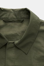 Nahaufnahme aus leichter Vogelperspektive des olivgrünen 04651/ A trip in a bag Overshirt 'Travel Jacket' mit Microfaser, Umlegekragen, Regular Fit.