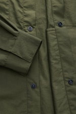 Nahaufnahme des olivfarbenen 04651/ A trip in a bag Overshirt 'Travel Jacket' mit Druckknopfleiste und Ärmeln, aus schnelltrocknender Microfaser.