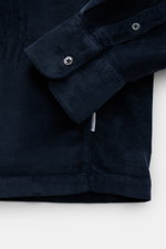 Detailaufnahme des navy 04651/ A trip in a bag Popover-Cordhemd Grandad-Kragen von unten, Fokus auf Ärmel mit Sportmanschette und geradem Saum.