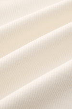 Cremefarbener Stoff mit feiner Cordstruktur, Detailaufnahme des 04651/ A trip in a bag Popover-Cordhemd Grandad-Kragen aus Baumwoll-Modal-Mix.