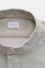 04651/ A trip in a bag Popover-Cordhemd Grandad-Kragen beige, Nahaufnahme von oben, weicher Cord, Regular Fit, Mix aus Baumwolle und Modal.