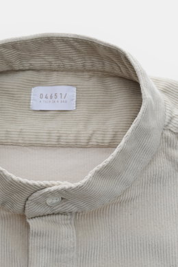 04651/ A trip in a bag Popover-Cordhemd Grandad-Kragen beige, Nahaufnahme von oben, weicher Cord, Regular Fit, Mix aus Baumwolle und Modal.