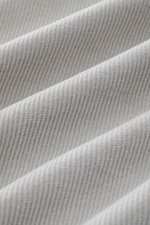 Beige Cordstoff in Nahaufnahme, Detailstruktur des weichen 04651/ A trip in a bag Popover-Cordhemd Grandad-Kragen aus Baumwolle und Modal.