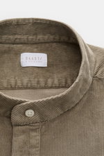 04651/ A trip in a bag Popover-Cordhemd Grandad-Kragen taupe aus Baumwolle und Modal, weicher Griff, Regular Fit, klassische Sportmanschette, Nahaufnahme von oben