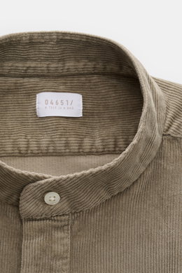 04651/ A trip in a bag Popover-Cordhemd Grandad-Kragen taupe aus Baumwolle und Modal, weicher Griff, Regular Fit, klassische Sportmanschette, Nahaufnahme von oben