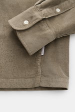04651/ A trip in a bag Popover-Cordhemd Grandad-Kragen taupe, Detailaufnahme von Ärmel mit Knopf, weicher Cord, gerader Saum, Baumwolle und Modal.