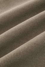 Nahaufnahme von taupefarbenem Cordstoff mit weichem Griff, Detail des 04651/ A trip in a bag Popover-Cordhemd Grandad-Kragen aus Baumwoll-Modal-Mix.