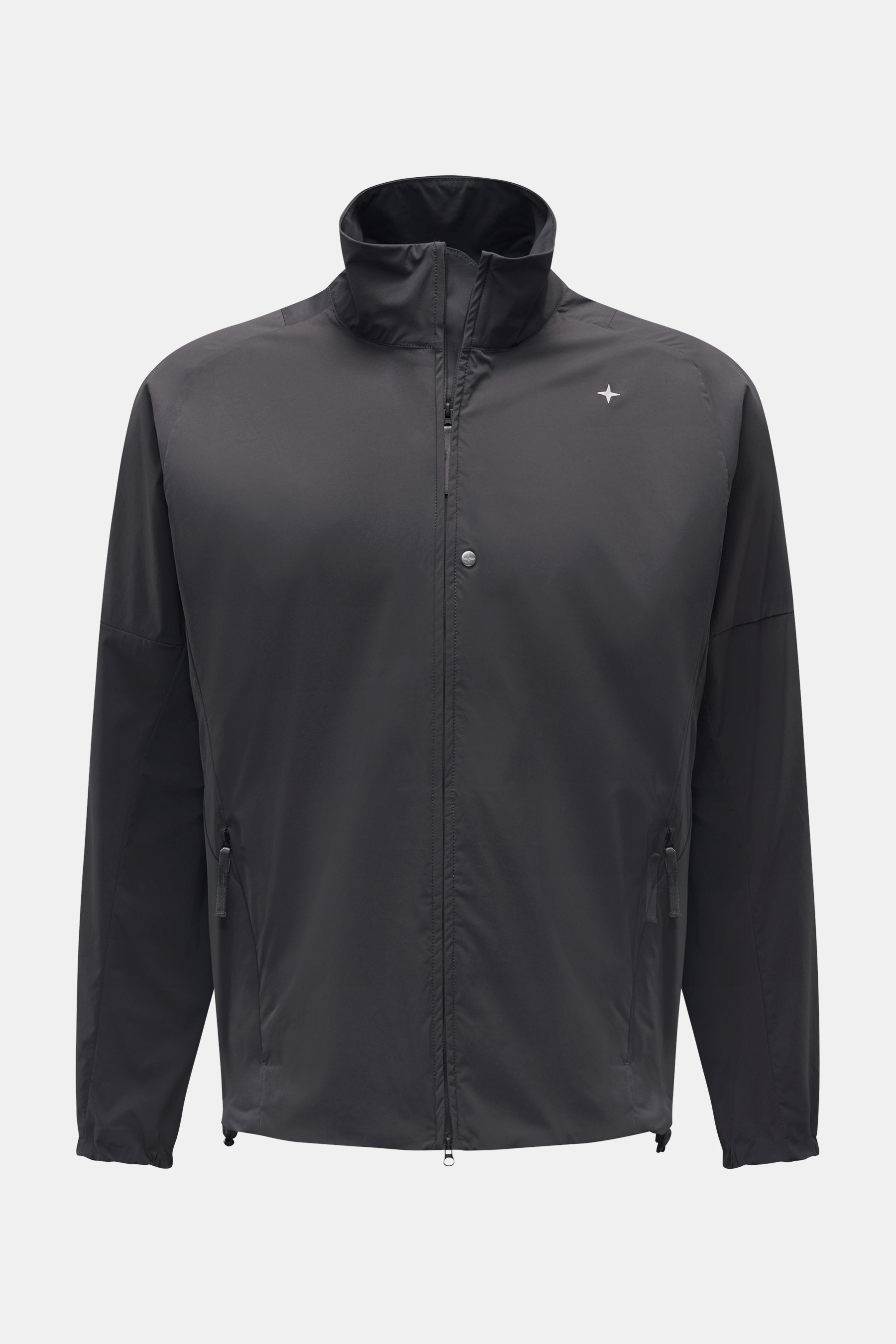 Stone Island Jacke 'Stellina' dunkelgrau, Frontansicht, hochwertige Microfaser, glatter Griff, Regular Fit, Zwei-Wege-Reißverschluss, Zipper-Fronttaschen, elastische Ärmelbündchen, Unconstructed Design, regulierbare Saumweite, urbaner Frühlingslook.
