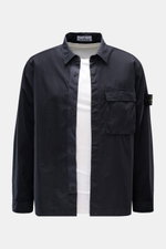 Stone Island Overshirt navy, frontale Ansicht, Slim Fit aus elastischer Baumwolle, verdeckte Druckknopfleiste, Umlegekragen, Brusttasche, Kompass-Badge, Knopfärmelabschlüsse.