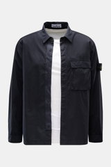 Stone Island Overshirt navy, frontale Ansicht, Slim Fit aus elastischer Baumwolle, verdeckte Druckknopfleiste, Umlegekragen, Brusttasche, Kompass-Badge, Knopfärmelabschlüsse.
