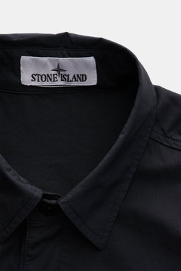 Stone Island Overshirt navy, Detailaufnahme von oben, Umlegekragen mit versteckter Druckknopfleiste aus elastischer Baumwolle, weicher Griff.