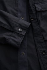 Nahaufnahme des Stone Island Overshirt navy von oben, zeigt verdeckte Druckknopfleiste, Ärmelabschluss mit Knopf und elastische Baumwolle.