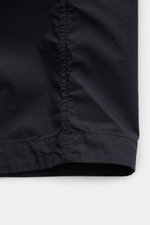 Nahaufnahme des unteren Bereichs eines Stone Island Overshirt navy aus elastischer Baumwolle mit weichem Griff, sichtbaren Nähten und Slim Fit, fotografiert von vorne unten.