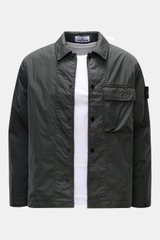 Stone Island Overshirt 'Crinkle Reps' dunkelgrau, frontal fotografiert, wind- und wasserabweisend, Slim Fit, Druckknopfleiste, Brusttasche, Umlegekragen, Kompass-Badge, regulierbare Ärmel, garment dyed Microfaser.