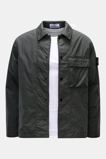 Front view of Stone Island Overshirt 'Crinkle Reps' dunkelgrau in dark gray, featuring lightweight, wind- and water-repellent microfiber with garment-dyed design, slim fit, snap button placket, spread collar, chest pocket, adjustable cuffs, signature comp