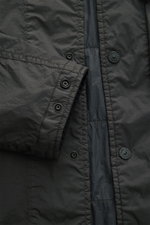 Stone Island Overshirt 'Crinkle Reps' dunkelgrau, Detailaufnahme von innen und Ärmel mit Druckknöpfen, Microfaser, garment dyed, Slim Fit.