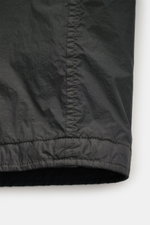 Stone Island Overshirt 'Crinkle Reps' dunkelgrau, Detailaufnahme Saum, leichte, wind- und wasserabweisende Microfaser, garment dyed, Slim Fit.