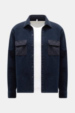 Frontale Nahaufnahme des Overshirts 04651/ A trip in a bag Cord-Overshirt navy mit Kent-Kragen, Druckknopfleiste, Brusttaschen in Kontraststoff, geradem Saum, Breitcord aus Baumwolle, Stretch-Anteil, weichem Griff, garment dyed, oversized und Ärmelabschlü
