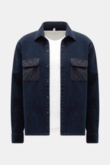 Frontale Nahaufnahme des Overshirts 04651/ A trip in a bag Cord-Overshirt navy mit Kent-Kragen, Druckknopfleiste, Brusttaschen in Kontraststoff, geradem Saum, Breitcord aus Baumwolle, Stretch-Anteil, weichem Griff, garment dyed, oversized und Ärmelabschlü