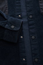 Nahaufnahme des 04651/ A trip in a bag Cord-Overshirt navy von oben, Breitcord aus Baumwolle, komfortabler Stretch-Anteil, weicher Griff, garment dyed, oversized, Druckknopfleiste, Kent-Kragen, aufgesetzte Brusttaschen in Kontraststoff, Ärmelabschlüsse mi