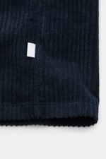 Detailaufnahme des geraden Saumverlaufs des 04651/ A trip in a bag Cord-Overshirt navy aus Baumwoll-Breitcord mit weichem Griff.
