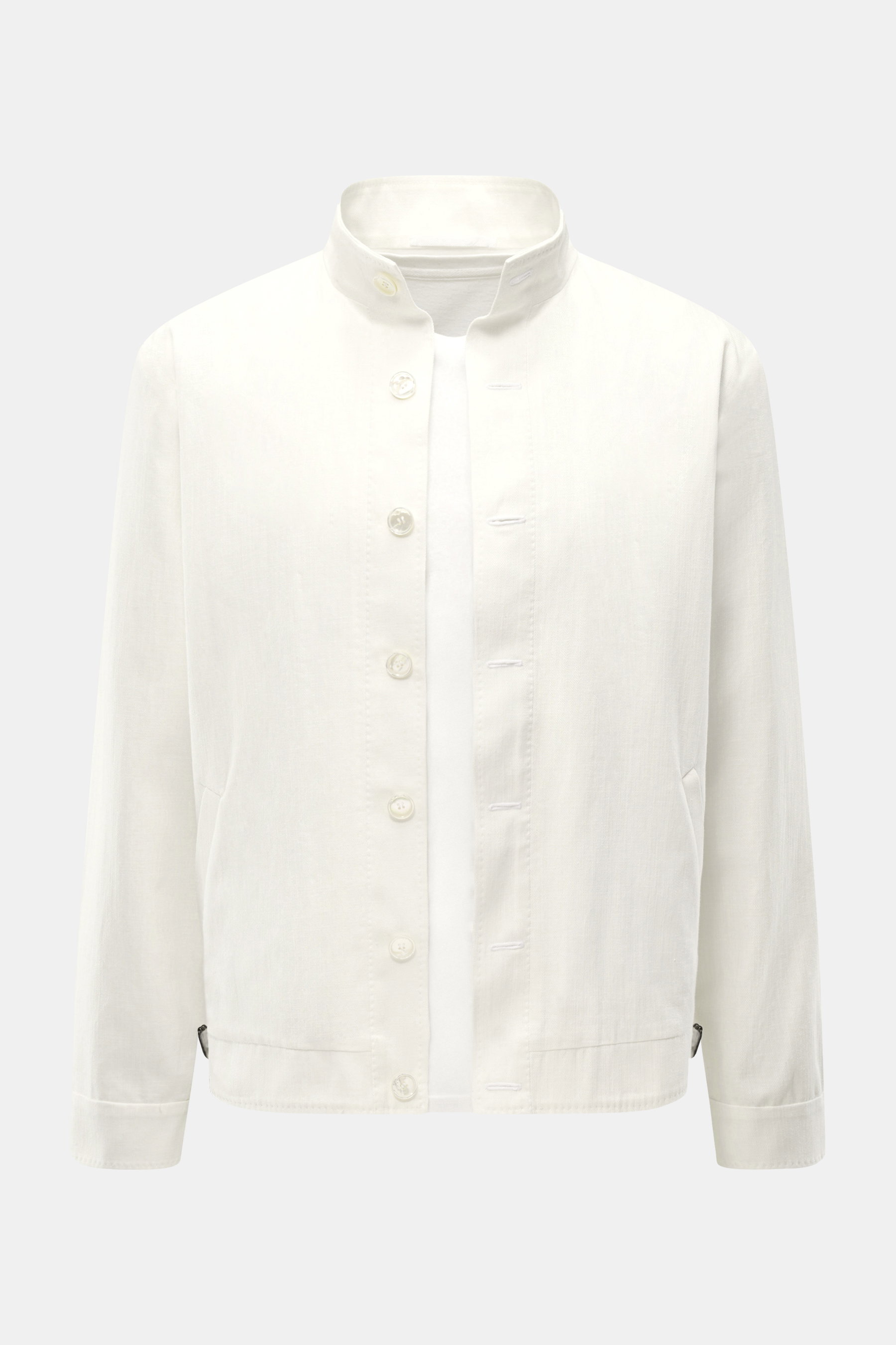 Frontansicht des cremefarbenen Stile Latino Overshirt 'Gbu Teseo' aus reiner Baumwolle, Slim Fit mit Stehkragen, Sieben-Knopf-Leiste, paspelierten Fronttaschen und Knopfärmeln in unconstructed Design.