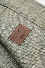Stile Latino Overshirt 'Gu Texas' dunkelgrün/offwhite meliert, Detailaufnahme des Woll-Seide-Leinen-Stoffs mit Label, leicht griffige Haptik, Nahaufnahme.