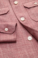 Close-up front view of the Stile Latino Overshirt 'Gu Texas' dunkelrot/offwhite meliert showing textured wool, silk, and linen fabric, five-button placket, flap pockets, and buttoned cuffs. Luxuriöse Souveränität im Layering: Das edle Overshirt von STILE 