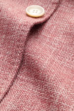 Close-up front view of the Stile Latino Overshirt 'Gu Texas' dunkelrot/offwhite meliert showing the textured fabric woven from wool, silk, and linen blend with a pearl button; luxuriöse Souveränität im Layering: Das edle Overshirt von STILE LATINO vereint