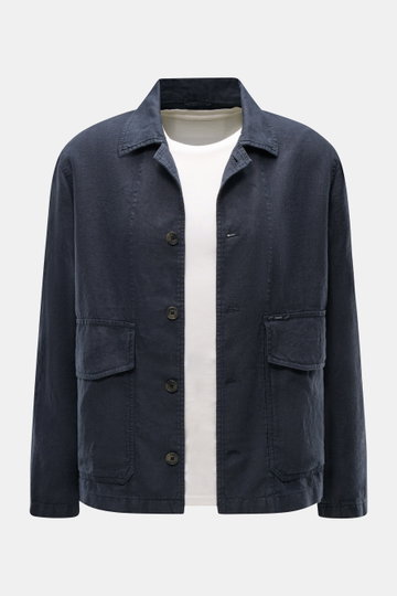 Frontale Nahaufnahme des Closed Overshirt 'Cargo Jacket' navy aus reinem Leinen mit kastiger Silhouette, Umlegekragen, Knopfleiste und großen Fronttaschen.