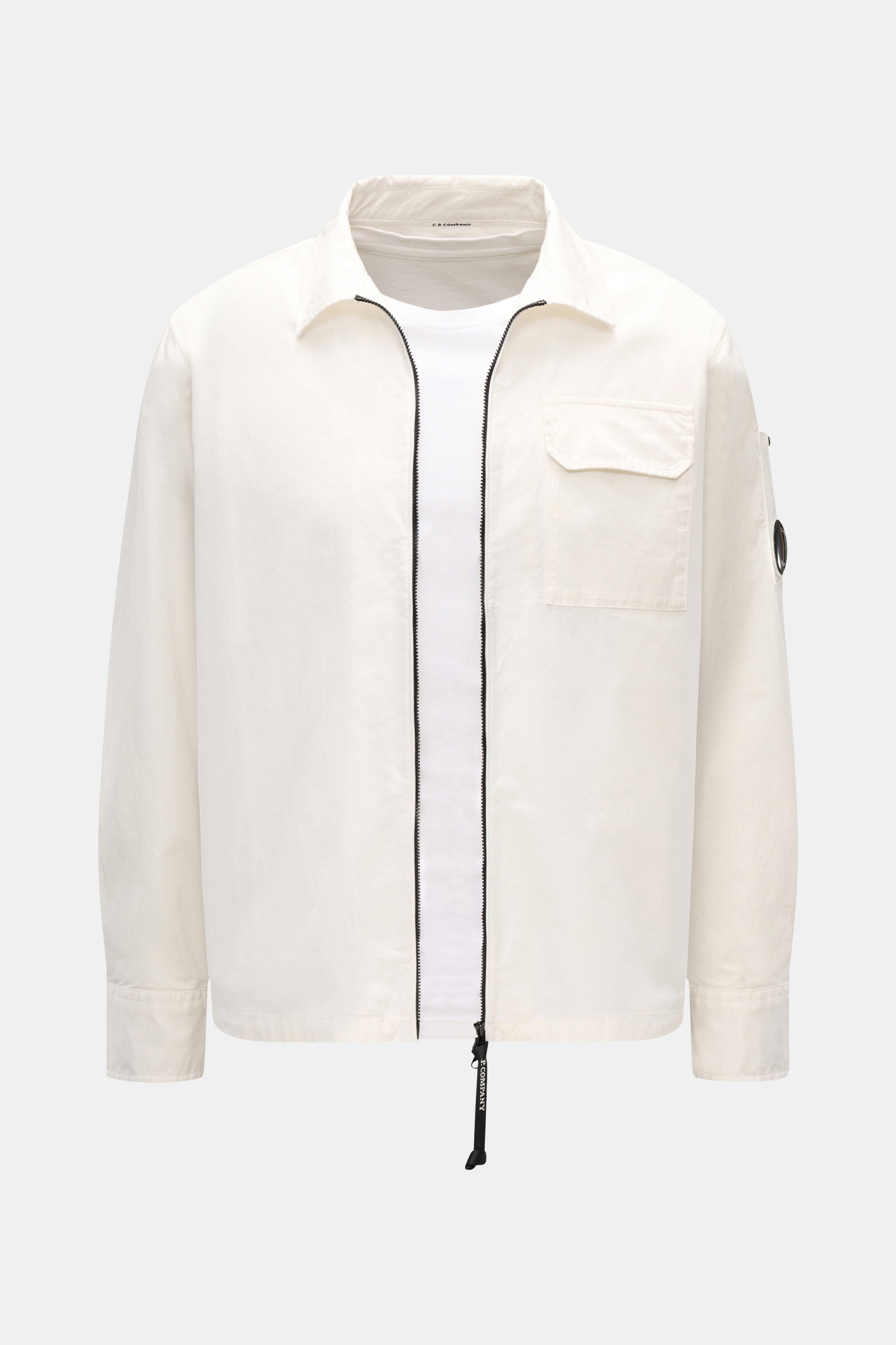 C.P. Company Overshirt offwhite, frontale Nahaufnahme, Slim Fit aus reiner Baumwolle mit Umlegekragen, Zwei-Wege-Reißverschluss, Brusttasche mit Patte, Logodetail am Ärmel, Manschetten.